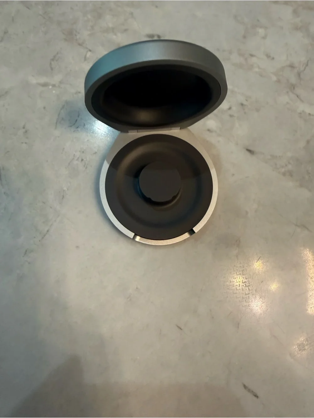 Oura ring 4 Size 9 portable charging case NEW Never used!